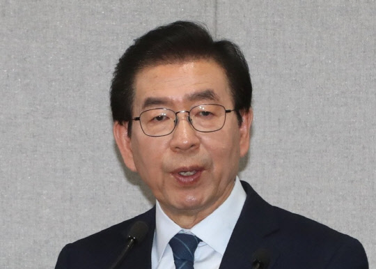 박원순 서울시장이 26일 서울 빈 건물이나 도로 위까지 활용해 짓는 공공주택 8만호 계획을 내놨다.<연합뉴스>